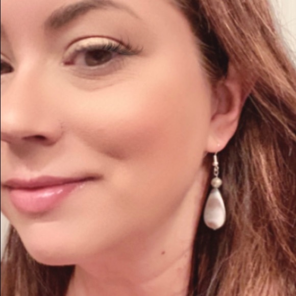 Beautiful shell earrings with labradorite beading detail - Picture 3 of 7